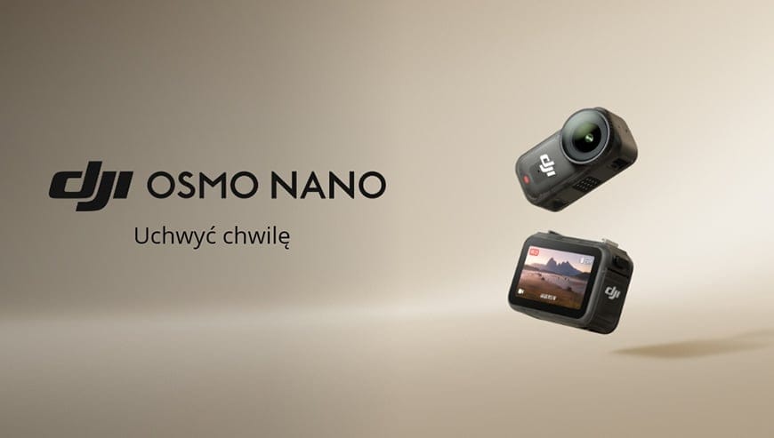 Dwie kamery sportowe DJI Osmo Nano unoszą się na tle beżowego tła obok hasła Uchwyć chwilę