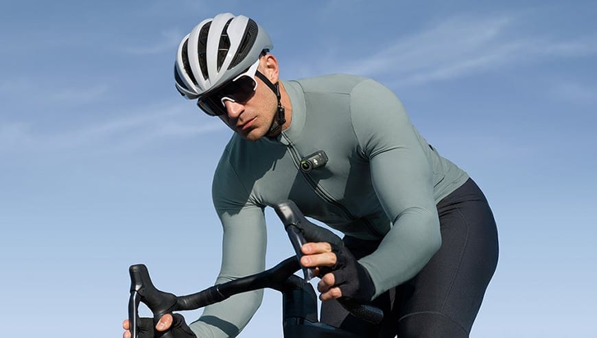 Rowerzysta w sportowym stroju z kamerą DJI Osmo Nano przypiętą do klatki piersiowej