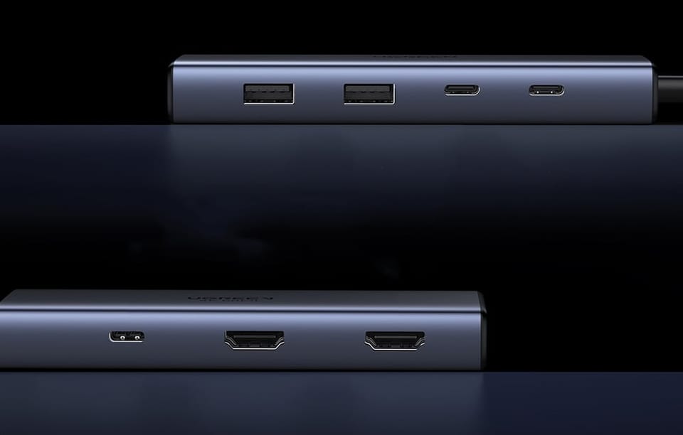 Adapter Ugreen CM498 pokazany z boku, gdzie widoczne są jego wejścia.