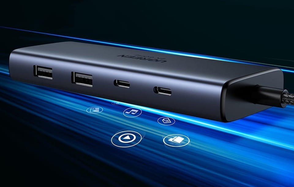 Zbliżenie na adapter Ugreen CM498 na futurystycznym tle.