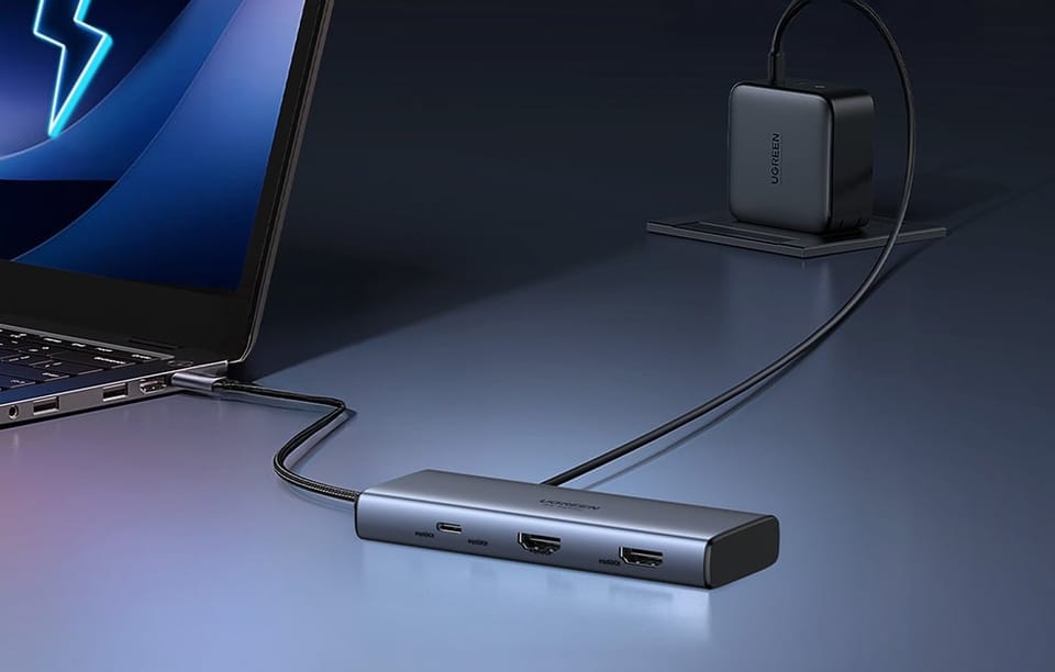 Adapter Ugreen CM498 podłączony do laptopa i ładowarki sieciowej.