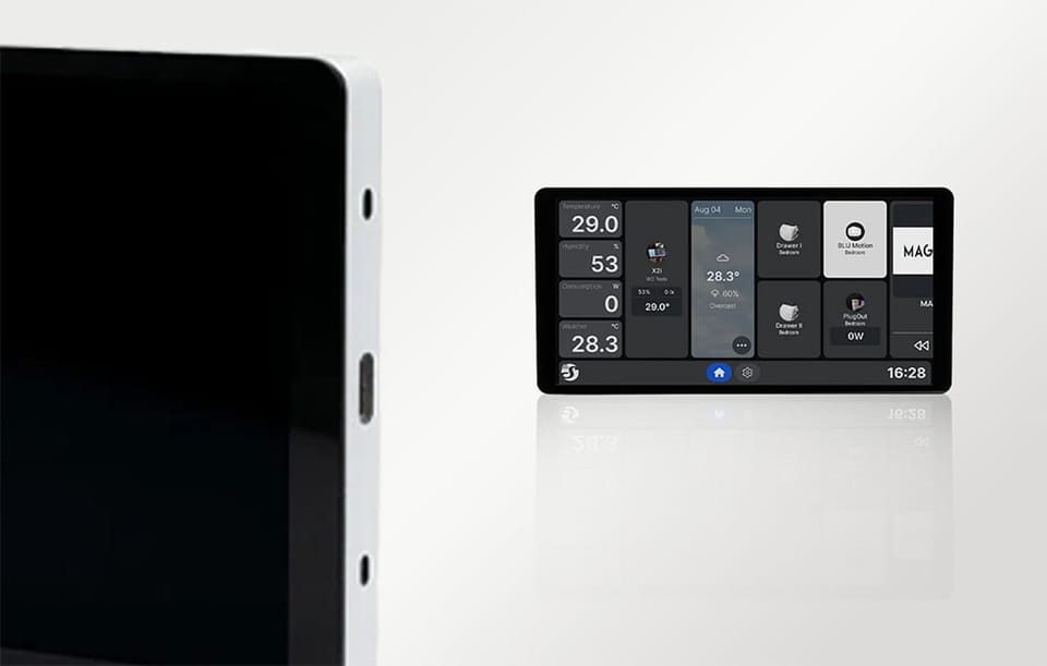 Zbliżenie na srebrną krawędź panelu Shelly X2i z widocznym portem USB-C i czujnikami, z drugim panelem widocznym w tle.