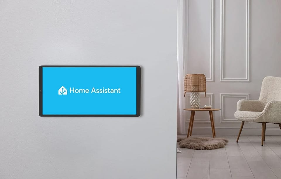 Srebrny wyświetlacz Shelly X2i, pokazujący niebieski ekran powitalny systemu Home Assistant.