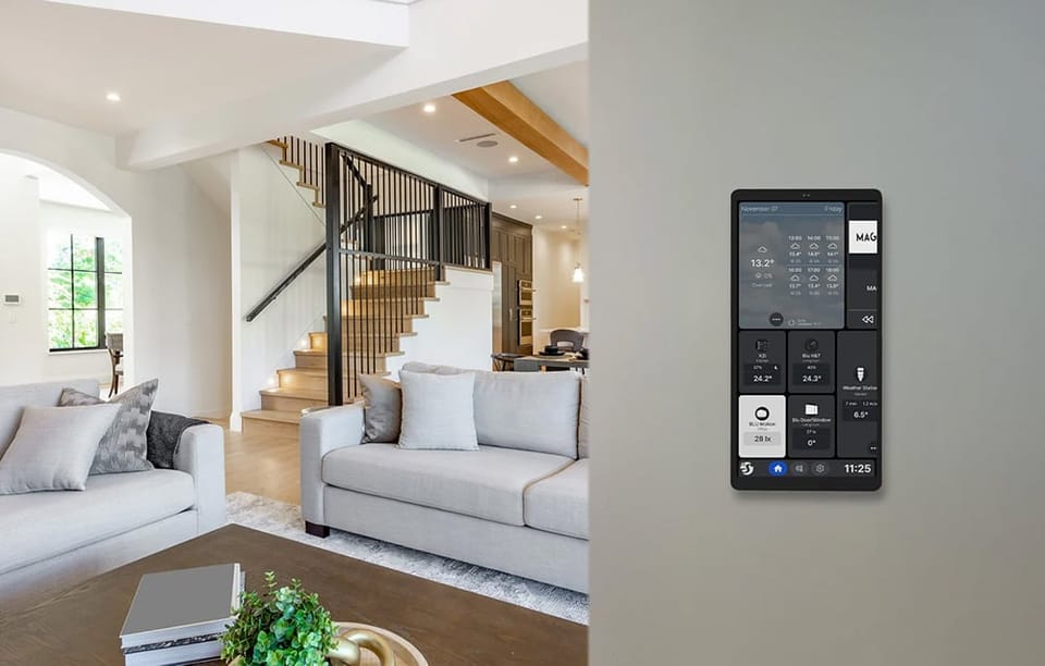 rebrny panel sterowania Shelly zainstalowany w salonie, wyświetlający szczegółowe kafelki statusu urządzeń smart home.