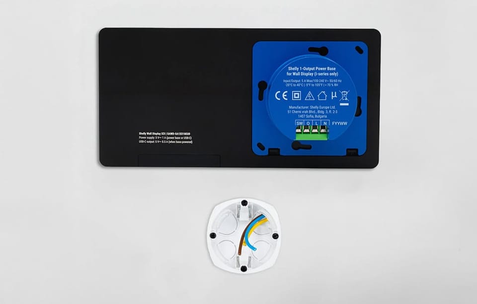 Tył panelu Shelly Wall Display X2i z widoczną bazą zasilającą i schematem podłączenia przewodów w puszce elektrycznej.