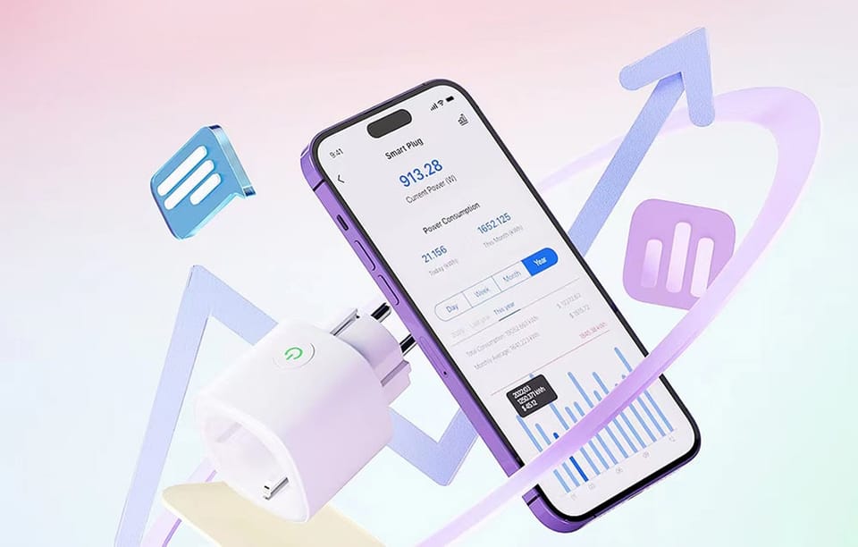 Fioletowy smartfon z aplikacją monitoringu energii unoszący się obok białego inteligentnego gniazdka na tle pastelowych graficznych elementów i wykresów