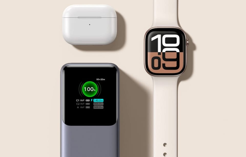 Powerbank, słuchawki bezprzewodowe i smartwatch na beżowym tle.