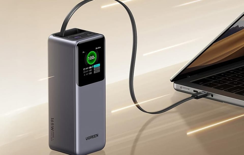 Powerbank Ugreen z wbudowanym przewodem podłączony do laptopa.