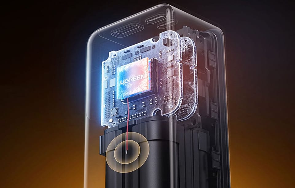 Wewnętrzne elementy powerbanka Ugreen.