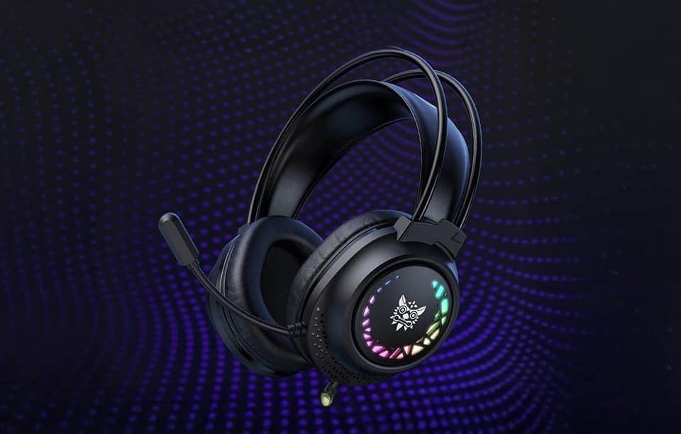 Czarne słuchawki gamingowe z podświetleniem na ciemnym tle