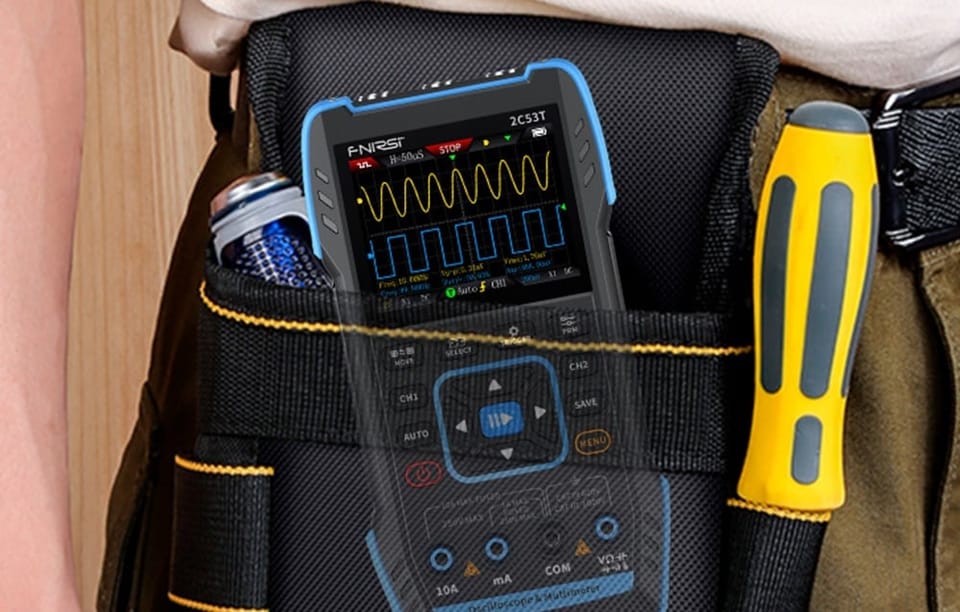 Przyrząd pomiarowy z kolorowym ekranem z wykresem fal znajduje się w torbie narzędziowej obok żółtego śrubokręta.