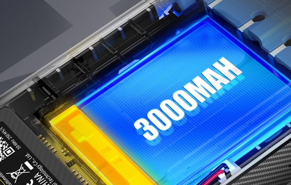 Zbliżenie na wewnętrzny akumulator z podświetlonym napisem „3000MAH” umieszczony w obudowie urządzenia.