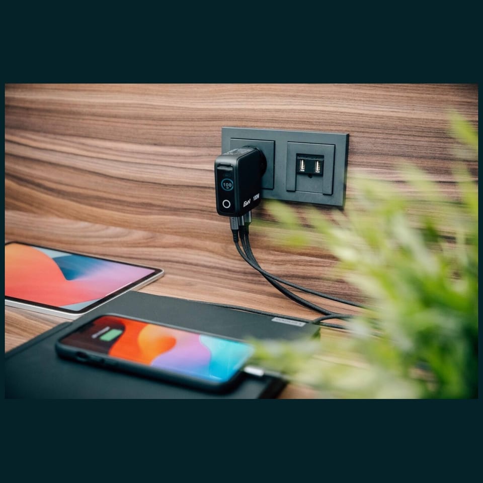 Verbatim, Mini ładowarka GaN z wyświetlaczem 2 x USB-C / 1 x USB-A, czarna, 100 W, Wbudowane zabezpieczenie nadprądowe