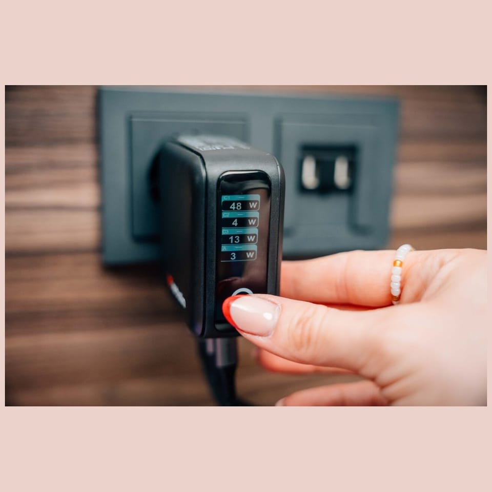 Verbatim, Mini ładowarka GaN z wyświetlaczem 3 x USB-C / 1 x USB-A, czarna, 140 W, Wymienne wtyczki EU, UK, USA