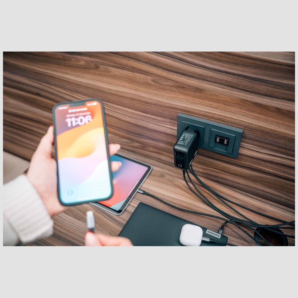 Verbatim, Mini ładowarka GaN z wyświetlaczem 3 x USB-C / 1 x USB-A, czarna, 140 W, Wymienne wtyczki EU, UK, USA