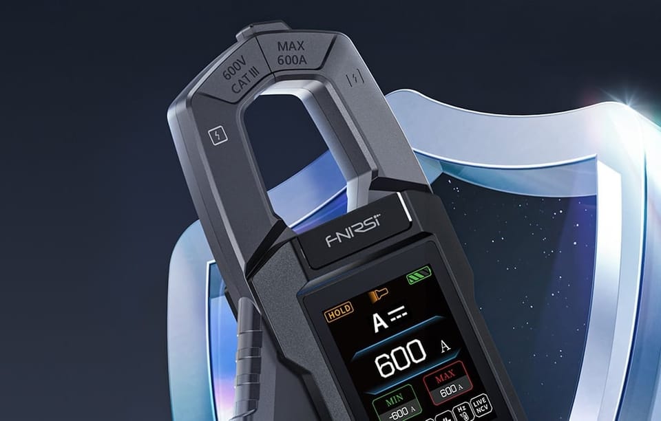 Cyfrowy miernik cęgowy na ciemnym tle.