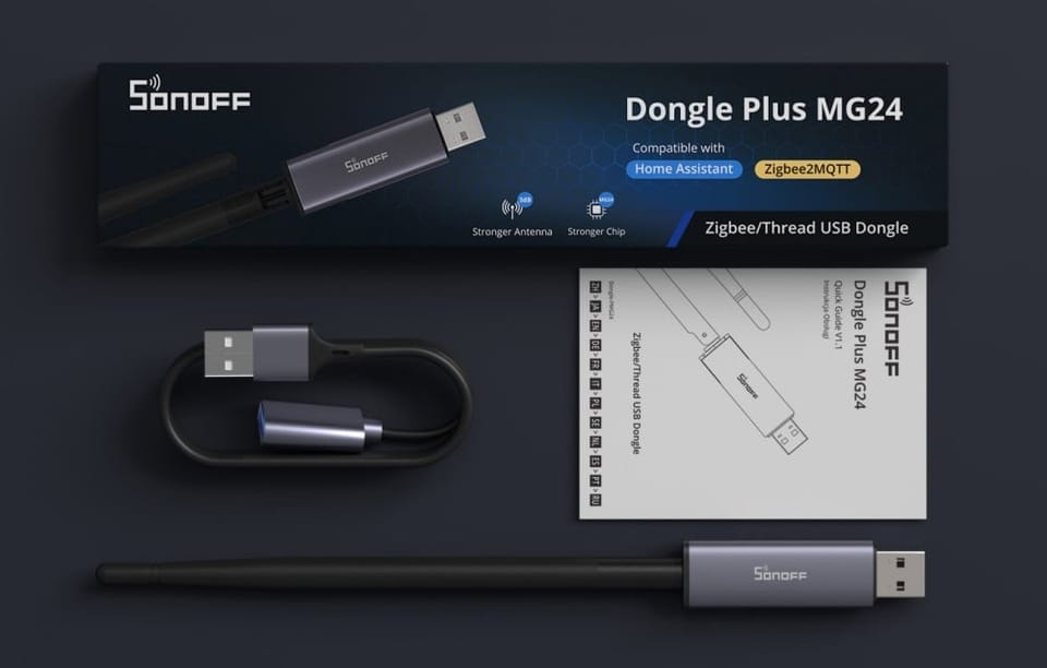 Bramka ZigBee Sonoff z zawartością zestawu i opakowaniem na ciemnym tle.