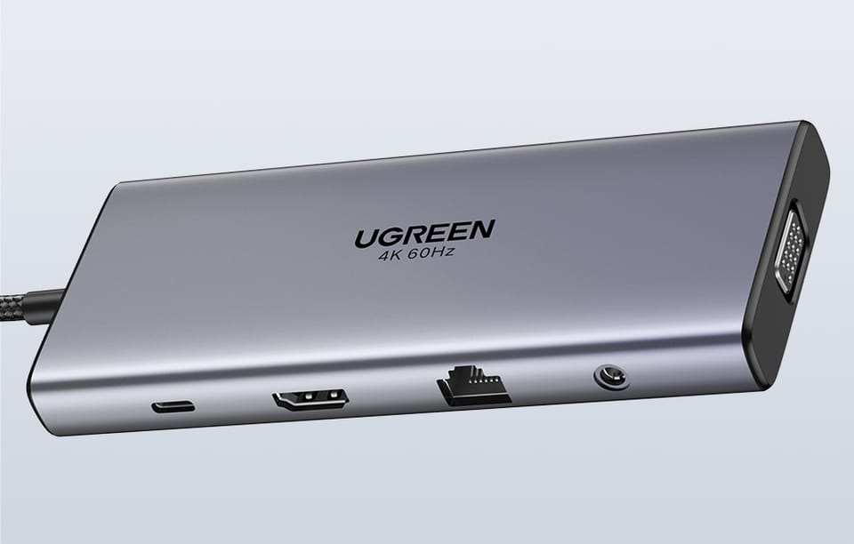 Srebrny hub UGREEN widziany z bliska na szarym tle