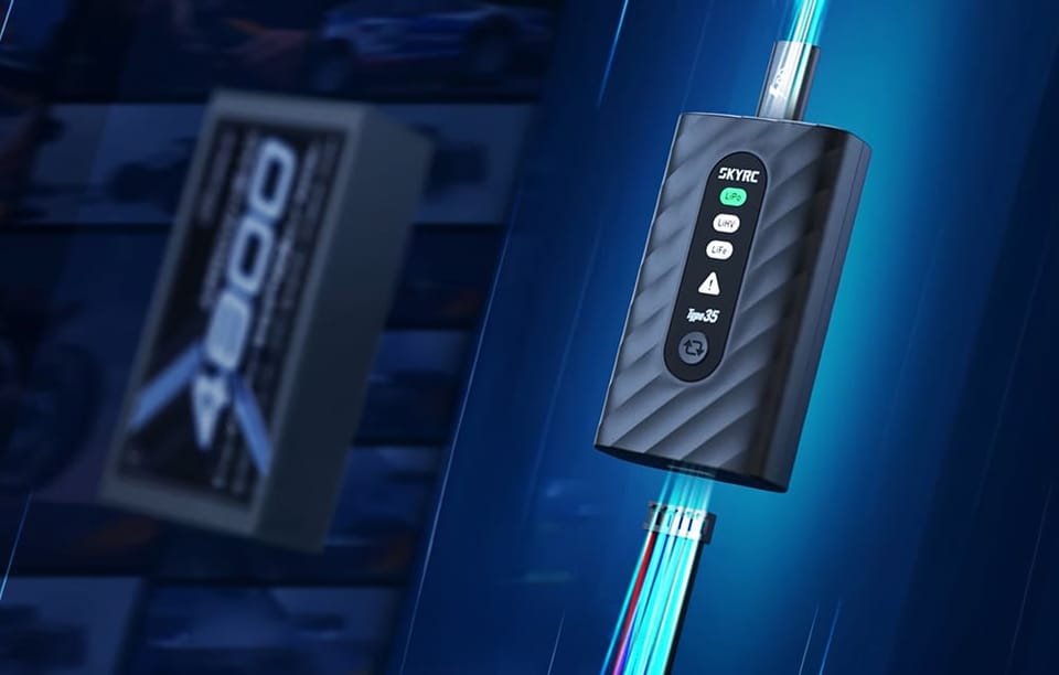 Ładowarka SkyRC Type35 podłączona do pakietu akumulatorów przez złącze balansera.