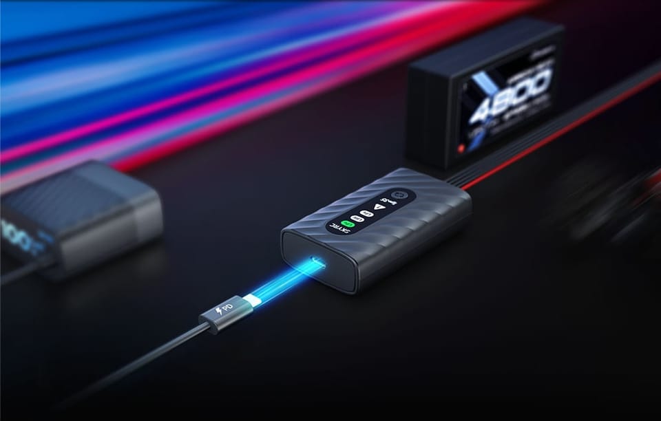 Ładowarka SkyRC Type35 podłączona do kabla USB-C PD na ciemnym tle.