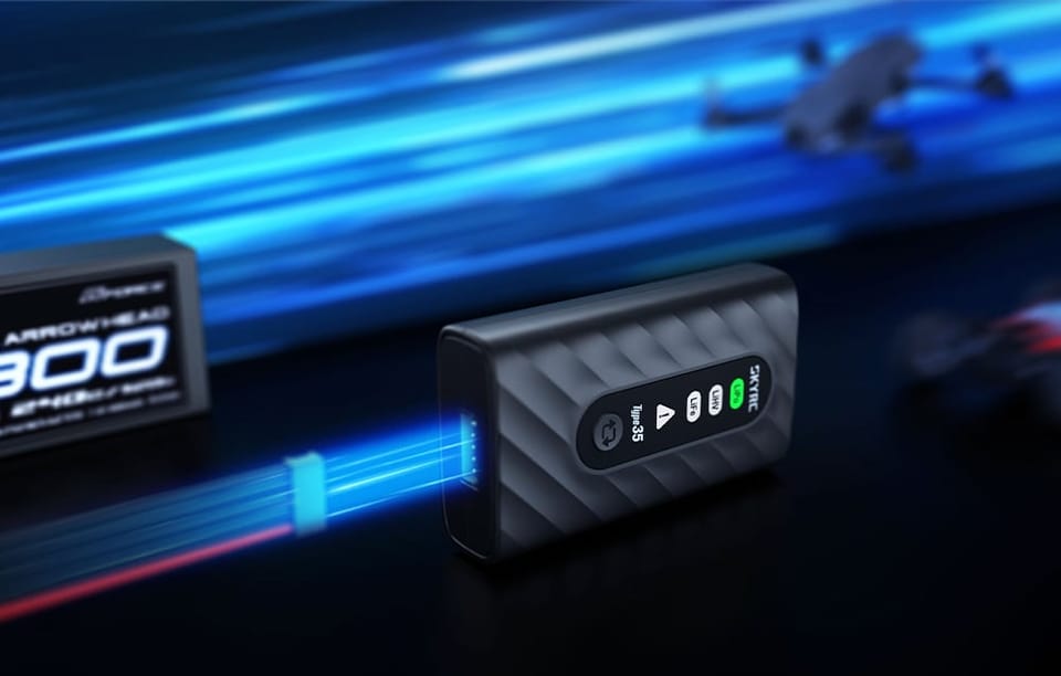 Ładowarka SkyRC Type35 podczas ładowania akumulatora z dynamicznym efektem energii.