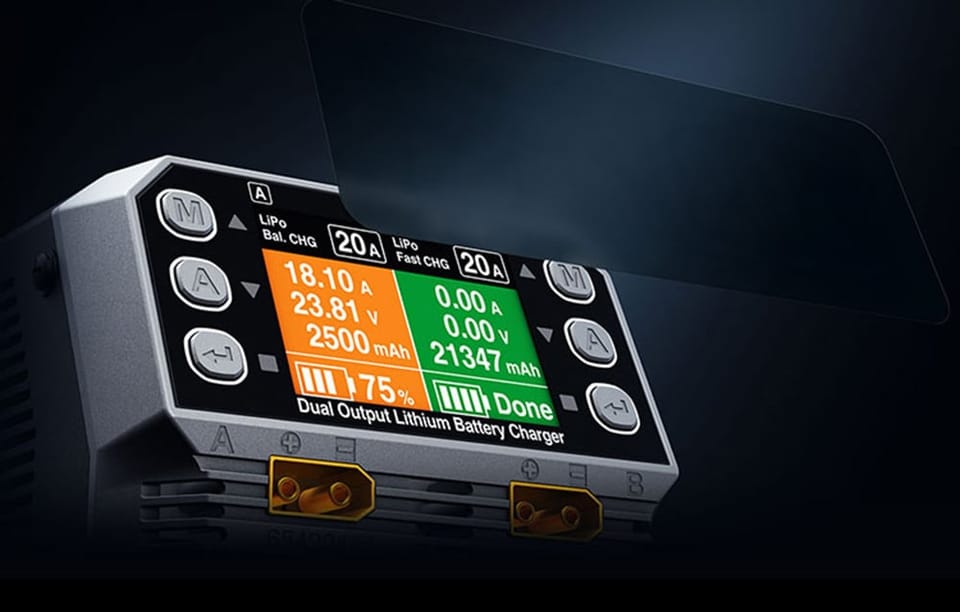 Dwukanałowa ładowarka akumulatorów litowych z przodu na czarnym tle 