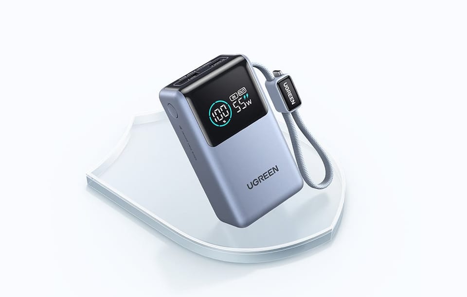 Powerbank UGREEN z ekranem poziomu baterii ustawiony na przezroczystej tarczy