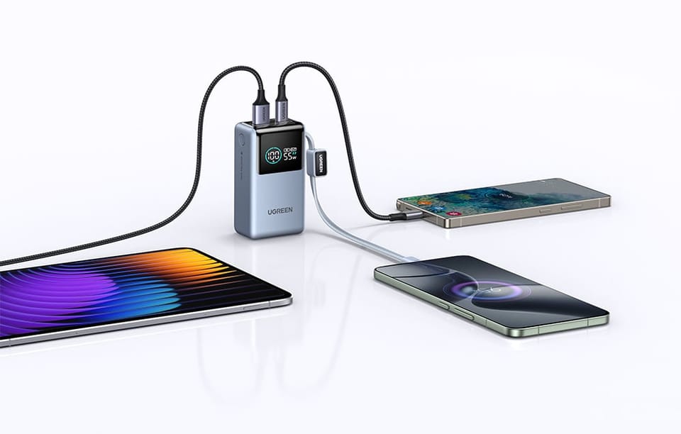 Powerbank UGREEN ładuje jednocześnie trzy urządzenia mobilne podłączone kablami.