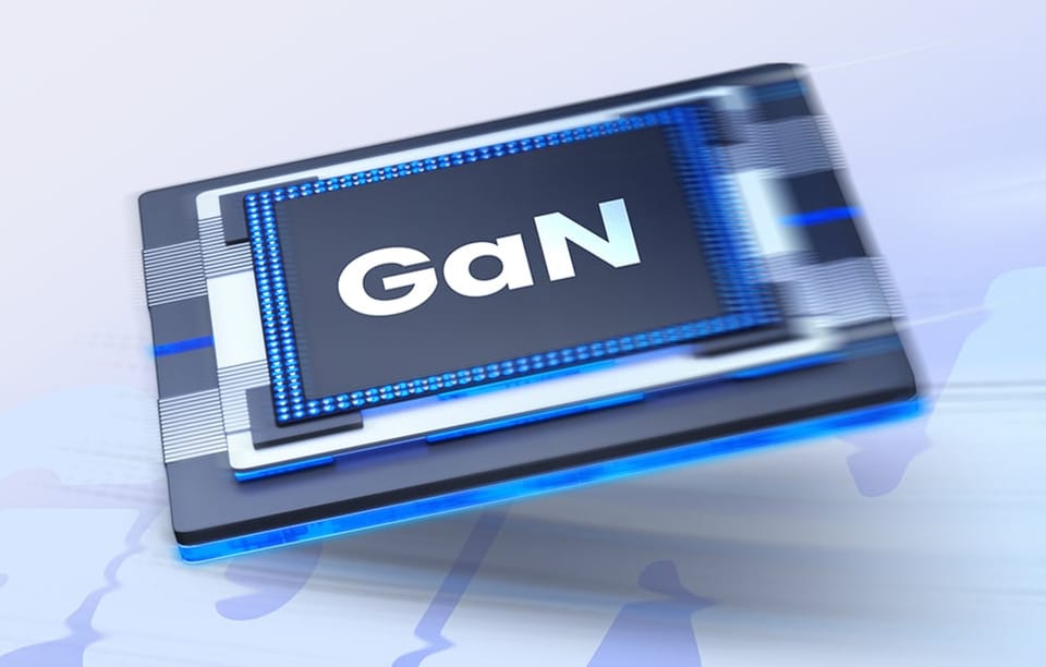Chip technologii GaN na niebieskim tle 