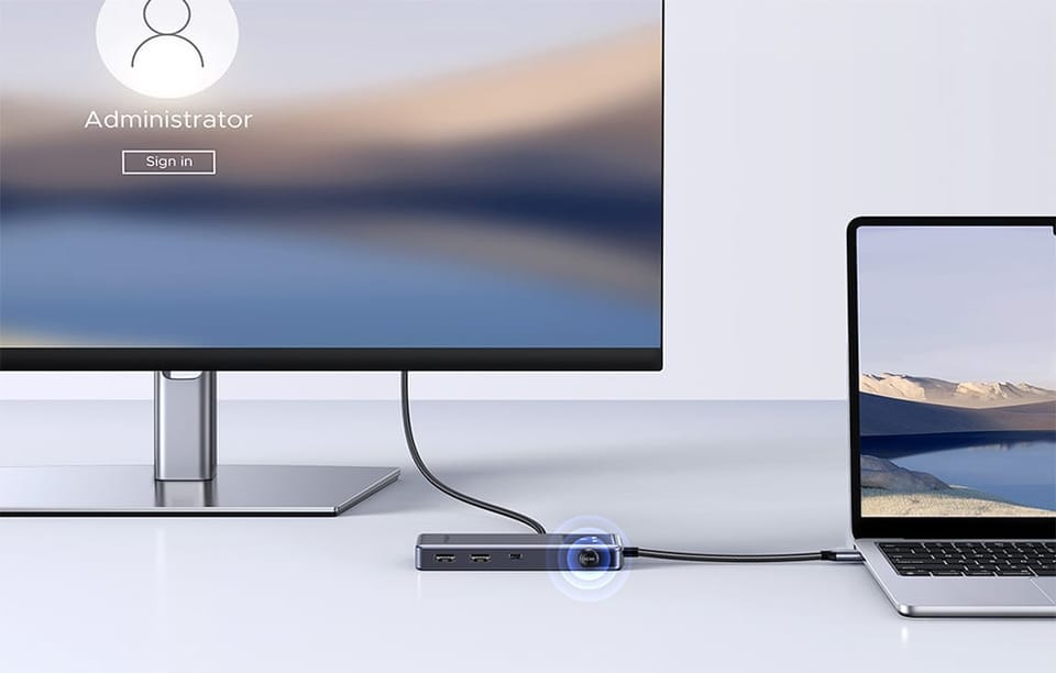 Hub USB podłączony do laptopa i monitora stojących na biurku.