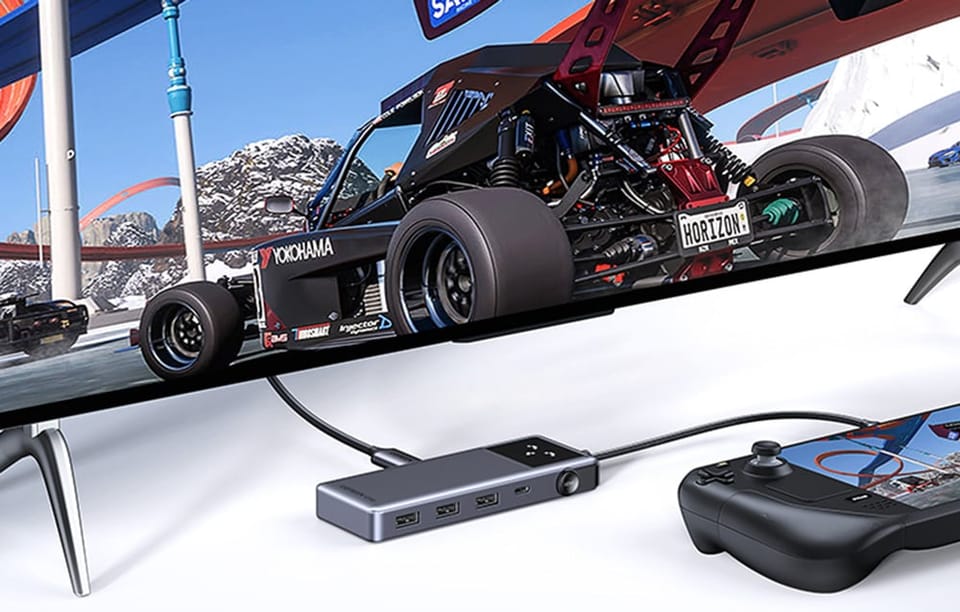 Hub USB UGREEN podłączony do monitora z wyświetloną grą oraz kontrolera do gier leżącego na biurku.