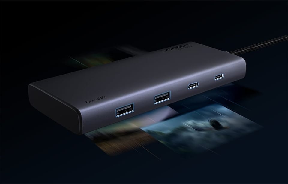 Hub UGREEN z czterema portami (dwa USB-A i dwa USB-C) z graficzną wizualizacją przesyłania danych.