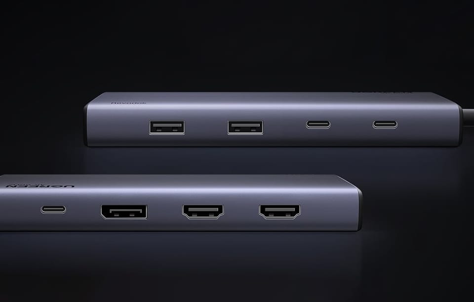 Dwa huby UGREEN z widocznymi portami USB-A, USB-C i HDMI na ciemnym tle.