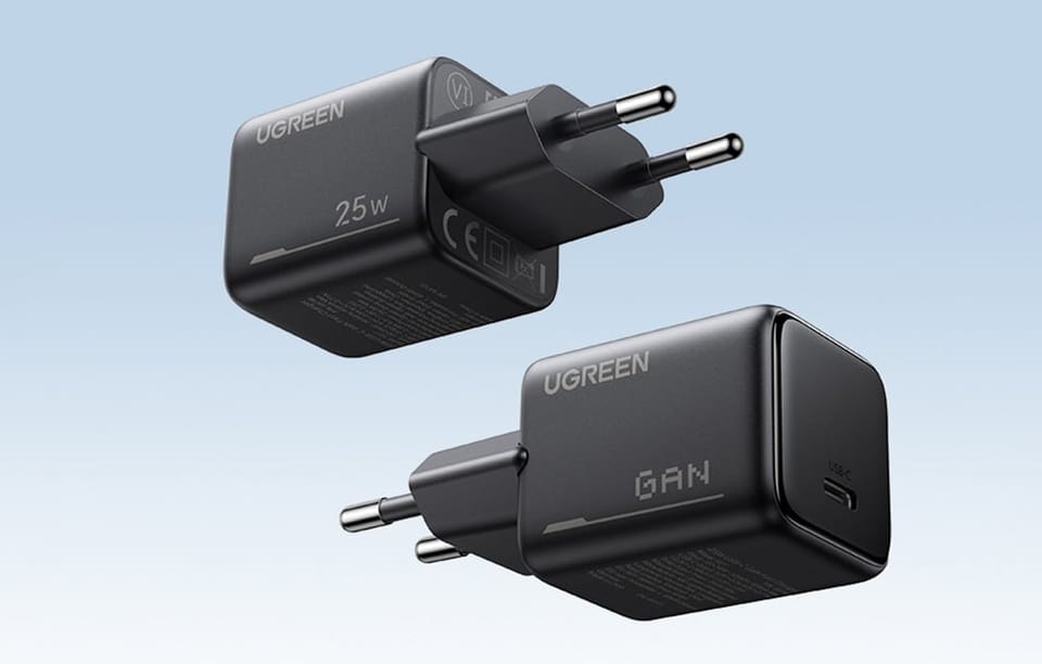 Dwie czarne ładowarki sieciowe UGREEN 25W GaN z europejską wtyczką i portem USB-C na jasnym tle
