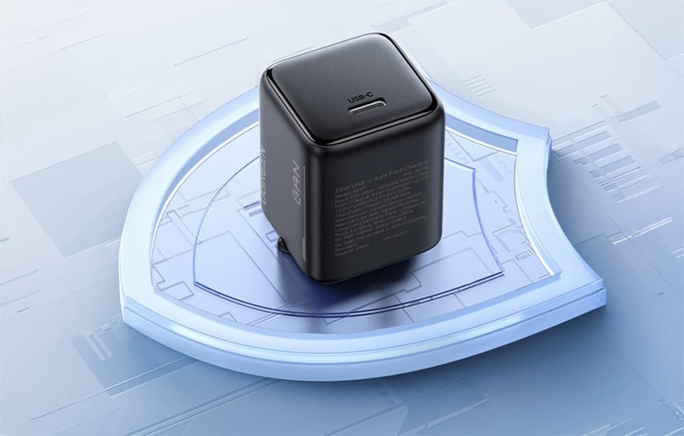 Czarna ładowarka UGREEN 25W GaN z portem USB-C na niebieskiej platformie w kształcie tarczy 