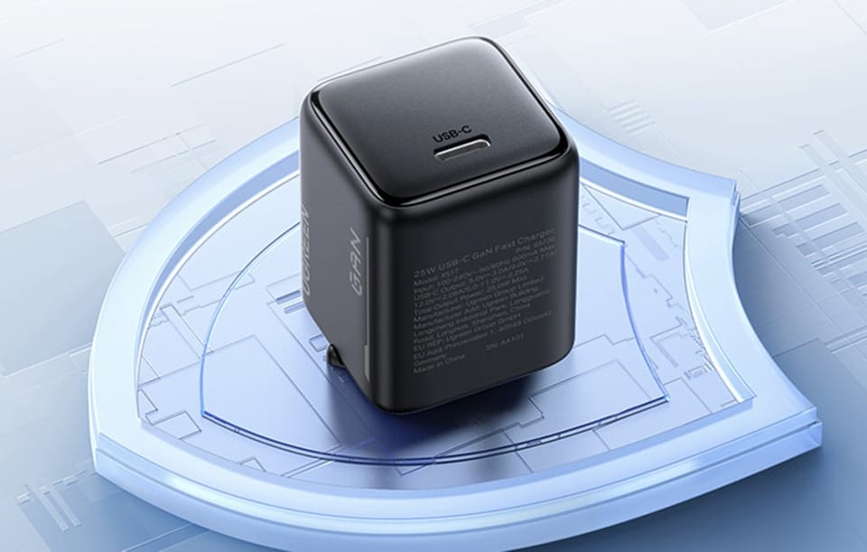 Czarna ładowarka UGREEN 25W GaN z portem USB-C na niebieskiej platformie w kształcie tarczy 