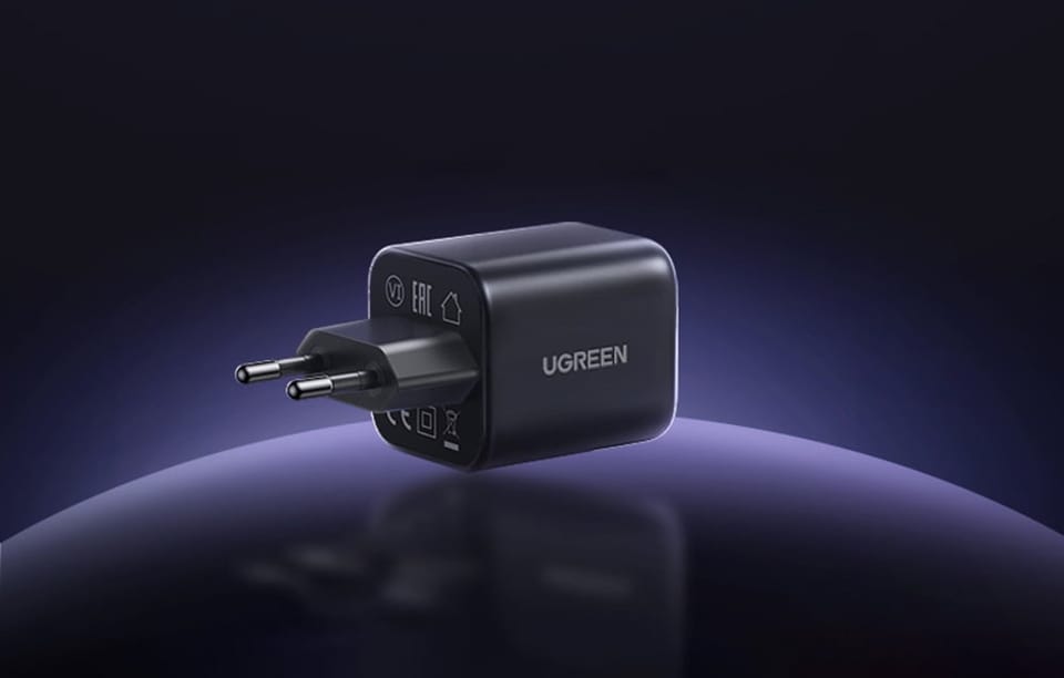 Czarna ładowarka sieciowa UGREEN pokazana na ciemnym, gradientowym tle.