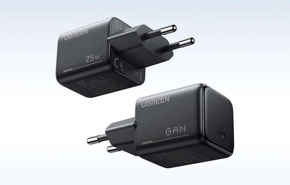 dwie czarne ładowarki sieciowe