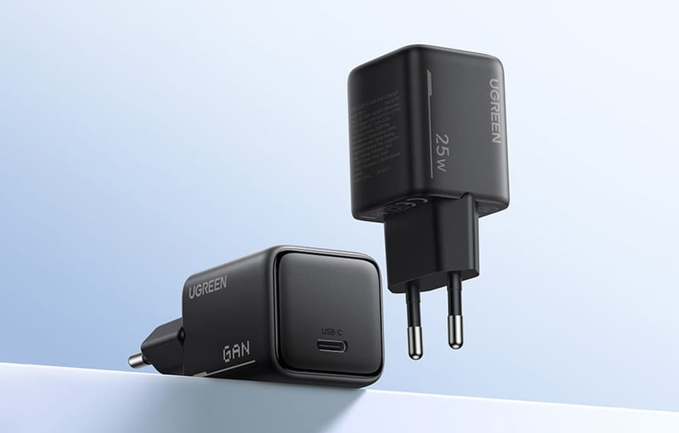 dwie czarne ładowarki sieciowe 