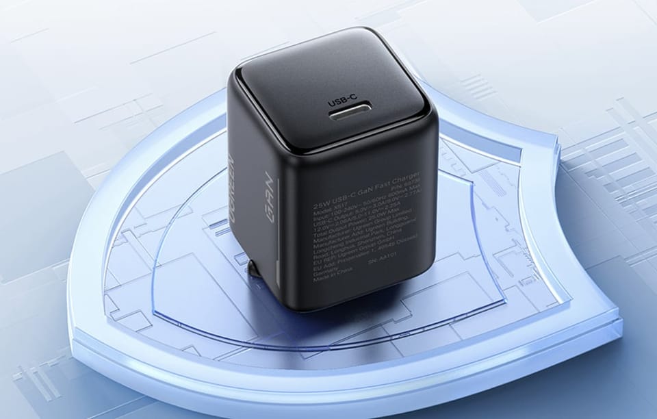 czarna ładowarka sieciowa na niebieskiej tarczy 