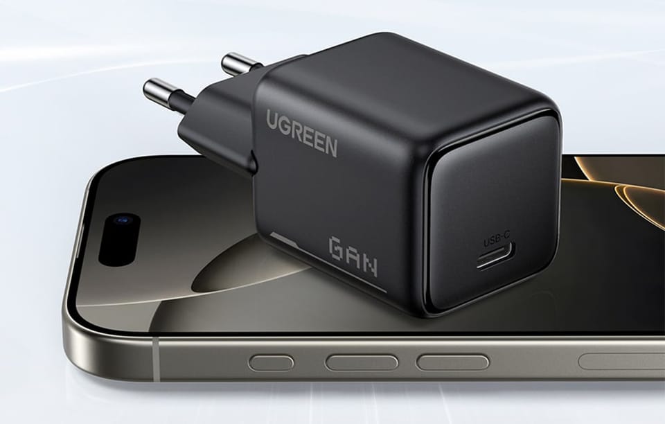 czarna ładowarka na smartfonie 