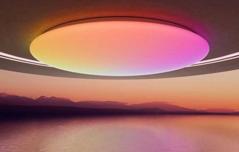 Kolorowa lampa sufitowa z widokiem na jezioro i zachód słońca.