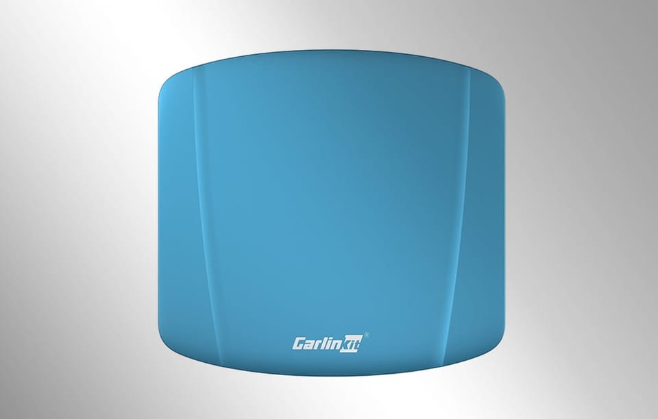 Adapter bezprzewodowy Carlinkit TBOX ULTRA w kolorze niebieskim widziany od góry, na jasnym tle.