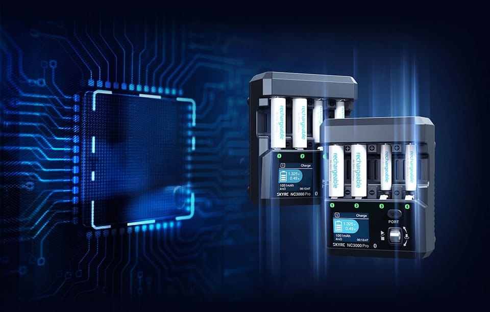 Dwie ładowarki SkyRC NC3000 Pro na tle układu elektronicznego ukazującą technologię konstrukcji