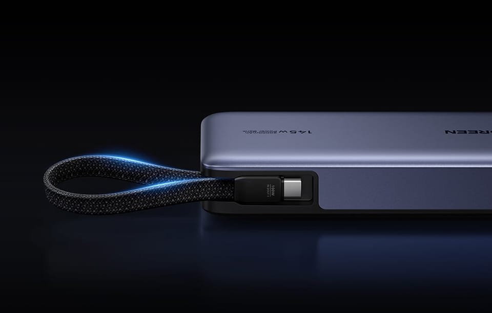 Powerbank Ugreen z wbudowanym kablem na czarnym tle