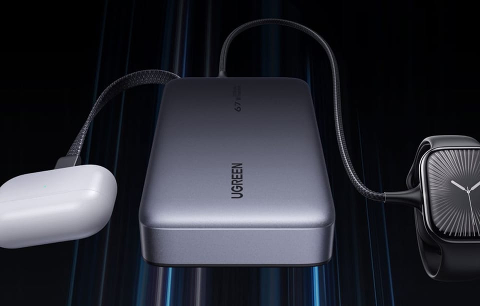 Powerbank Ugreen ładujący jednocześnie białe etui słuchawek bezprzewodowych oraz smartwatcha za pomocą wbudowanego kabla USB-C.