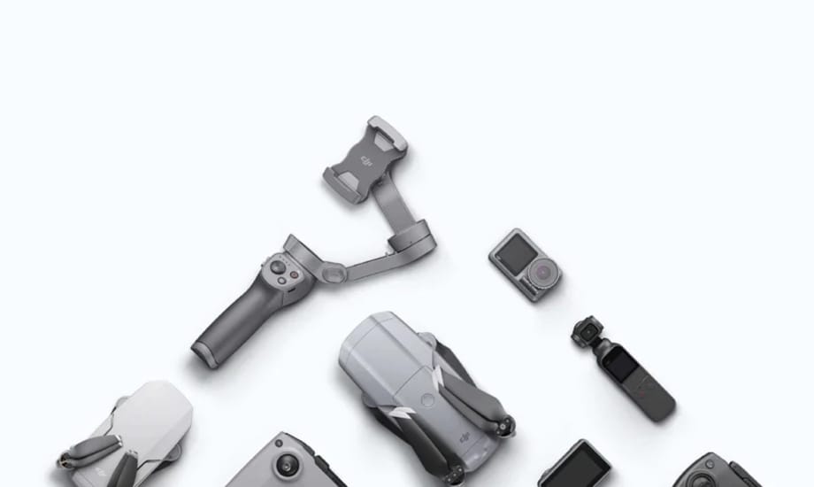 Zestaw urządzeń DJI, w tym gimbal, kamery i dron, ułożonych na jasnym tle