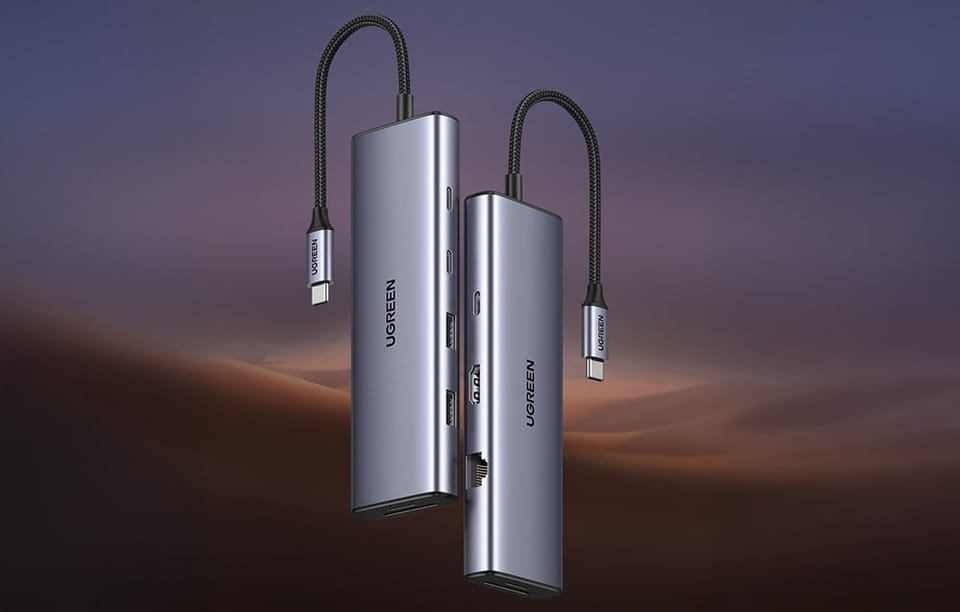 Dwa huby UGREEN z przewodami USB-C unoszące się obok siebie na tle zachmurzonego nieba.