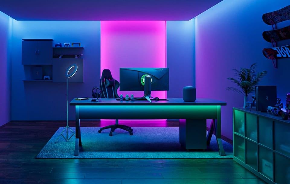 Stanowisko gamingowe w pokoju oświetlonym za pomocą taśmy LED RGB