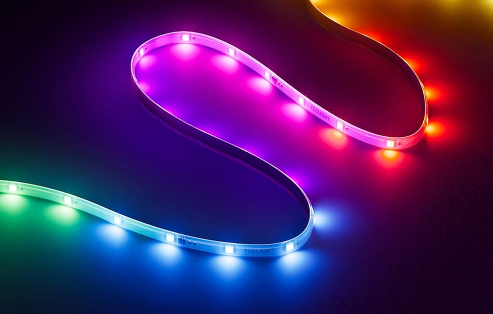 Kolorowa taśma LED Yeelight na czarnym tle